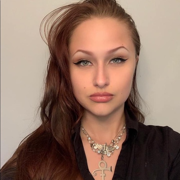 Meet your Posher, Gabrielle - Picture 2 of 2